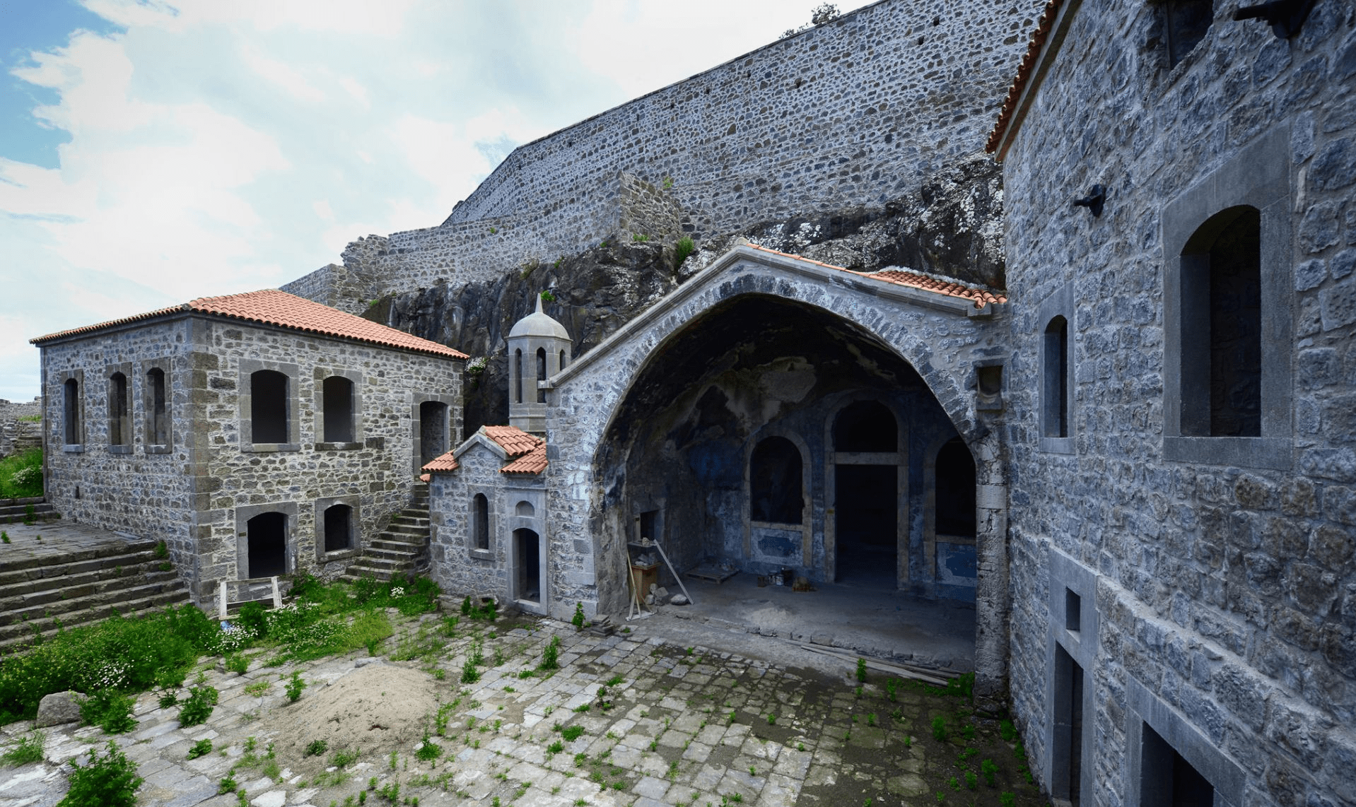 KIZLAR MANASTIRI